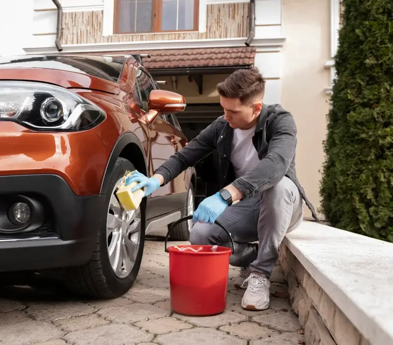 Lavage auto à domicile Porte des Pierres Dorées : professionnel intervenant sur un véhicule